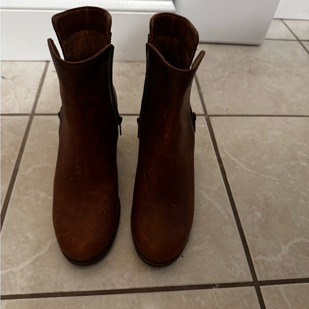 FRYE AND CO. Chestnut Leather Ankle Booties